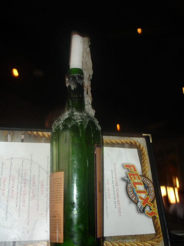 Eine Flasche und eine Speisekarte sind auf einer Oberfl├Ąche platziert.
