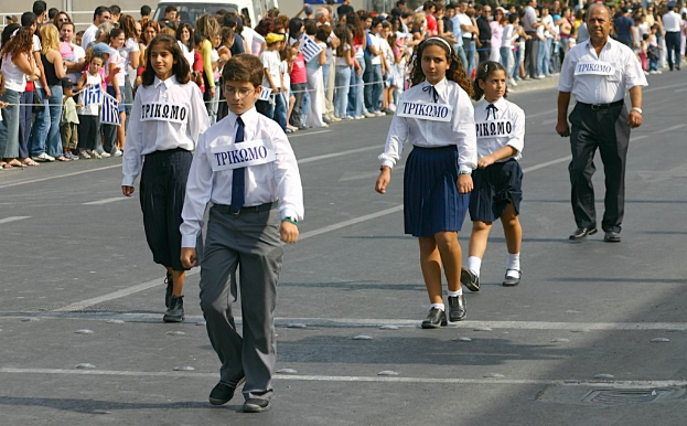 Menschen auf einer Straße während eines Ereignisses, tragen Abzeichen, umgeben von einer großen Menge.
