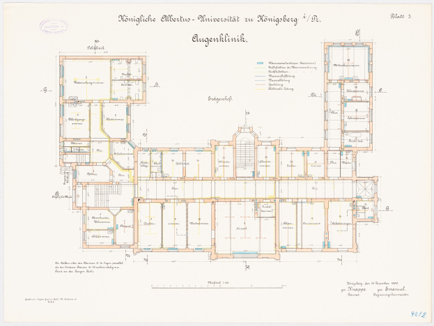 Schwarz-weißer architektonischer Grundriss der Universität München mit detaillierten Raumlayouts, Fluren, Fenstern und Türen.