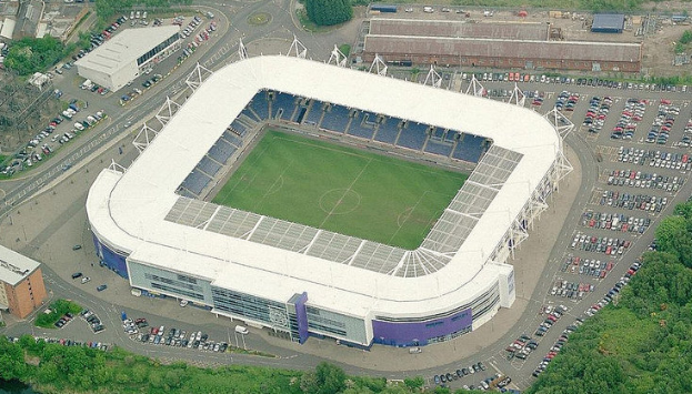 Eine Luftaufnahme eines Fussballstadions in einer Stadt, umgeben von Gebäuden, Bäumen und Straßen mit Fahrzeugen, Heimat von Tottenham Hotspur Football Club.