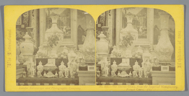 Ein Schwarz-Weiß-Stereofoto eines Raums, der zahlreiche Vasen und Dekorationsgegenstände aus der Imperial Factory in London zeigt, in einer Collage mit Text unten.