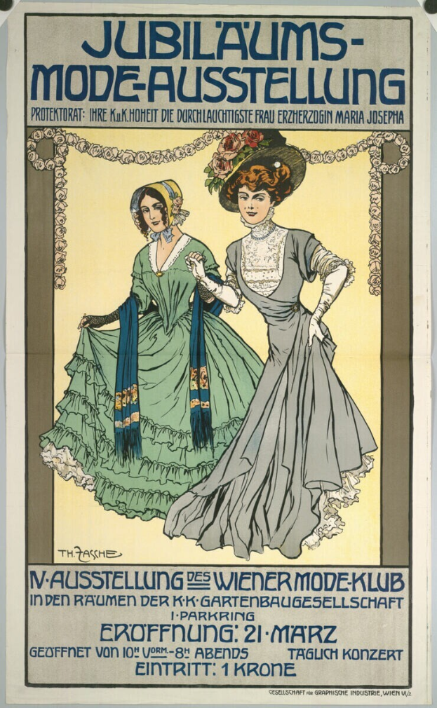 Ein Plakat, das eine Fashion Show mit zwei Frauen in Kleidern ankündigt, eines lang und wallend, das andere mit hohem Kragen und langen Ärmeln, beide mit einem Dutt, vor einem hellblauen Hintergrund mit schwarzer, fetter Schrift.