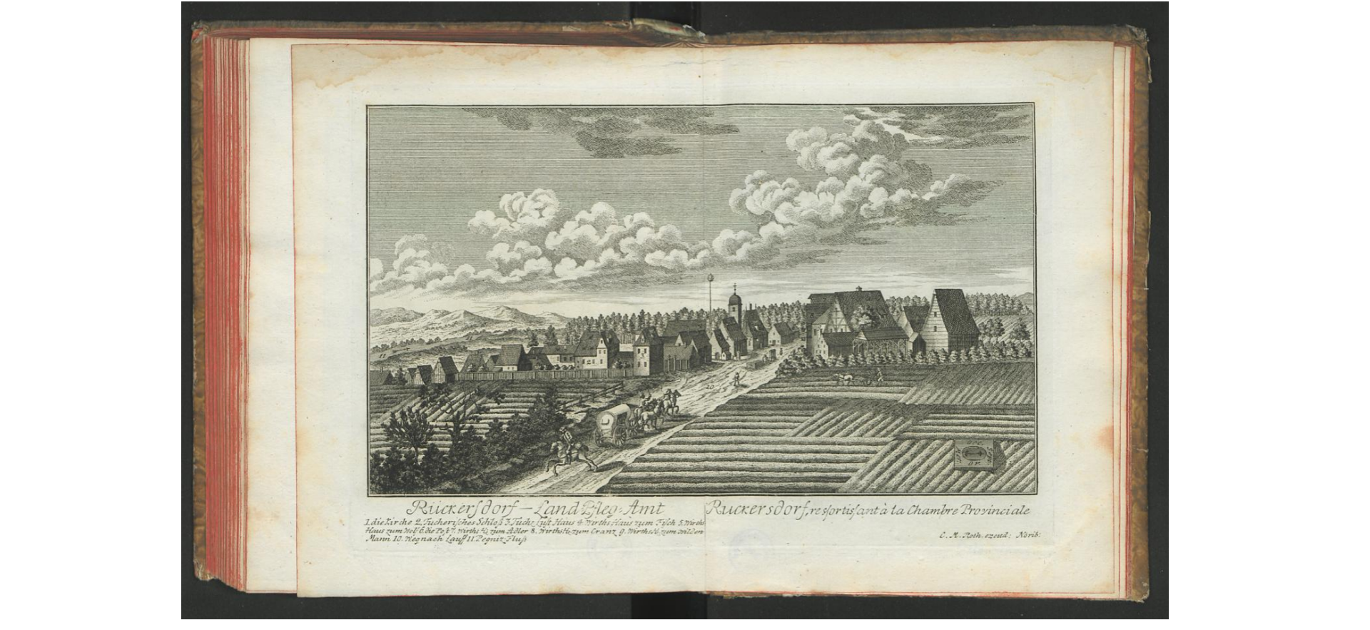 Ein offenes Buch mit dem Titel "Landschaft des Rhein-Westerwalds" aus dem Jahr 1805, das eine Zeichnung eines Dorfes zeigt, umgeben von Häusern, Bäumen, Hügeln und Wolken am Himmel.