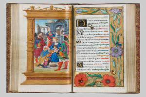 Ein aufgeschlagenes Buch mit einer illuminierten Handschrift, die ein farbenfrohes Gemälde einer Gruppe von Menschen im Vordergrund, Blumen und Text im Hintergrund zeigt.