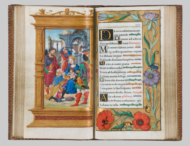 Ein aufgeschlagenes Buch mit einer illuminierten Handschrift, die ein farbenfrohes Gemälde einer Gruppe von Menschen im Vordergrund, Blumen und Text im Hintergrund zeigt.