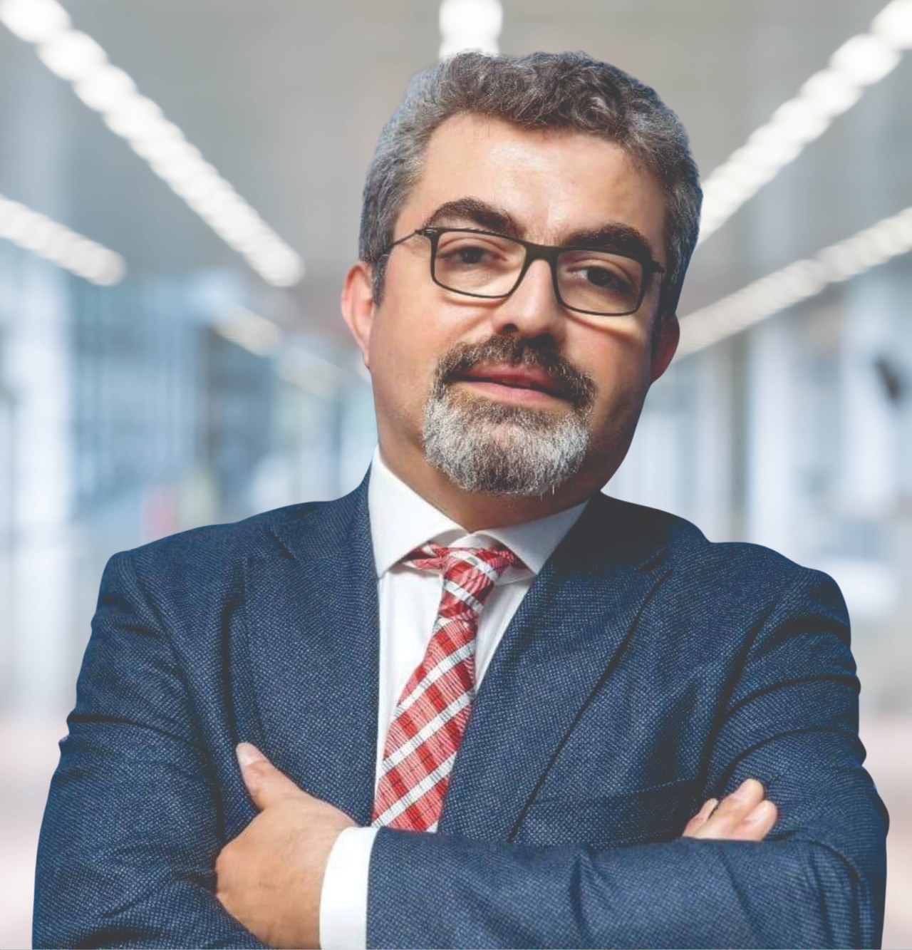 Außenansicht eines GS25-Ladens mit einem sichtbaren Schild, parkenden Fahrzeugen auf der Straße, umgeben von Bäumen und einem klaren blauen Himmel; drinnen, Kühlgeräte mit Lebensmitteln gefüllt.