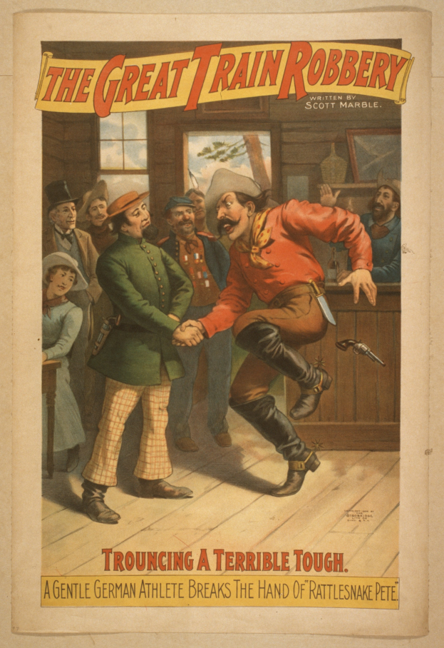 Eine Gruppe von Menschen, die drinnen stehen, einer hält eine Waffe, mit Text oben und unten "Der große Zugraub - Trouching a Terrible Tough".