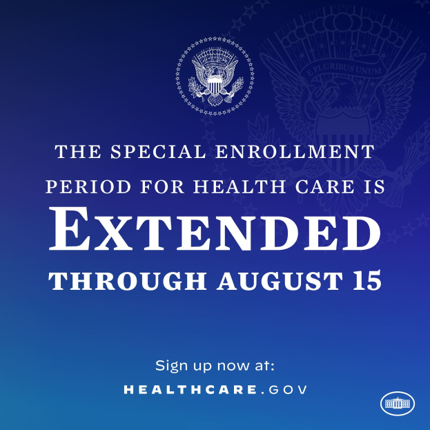 Plakat mit Text und Logo, das "Die spezielle Anmeldephase für die Gesundheitsversorgung wird bis zum 15. August verlängert" angibt.