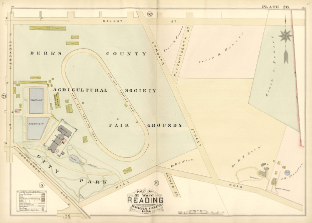 Ein detaillierter alter Stadtplan von Reading, Massachusetts, der Straßen, Gebäude, Sehenswürdigkeiten und Text mit einem Kompass zeigt, der die Richtung anzeigt.