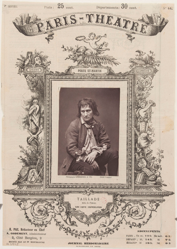 Ein altes Buch mit dem Text "Paris Theatre" auf dem Cover, das ein Bild eines ernst aussehenden Mannes in einem Anzug zeigt, der darauf sitzt.