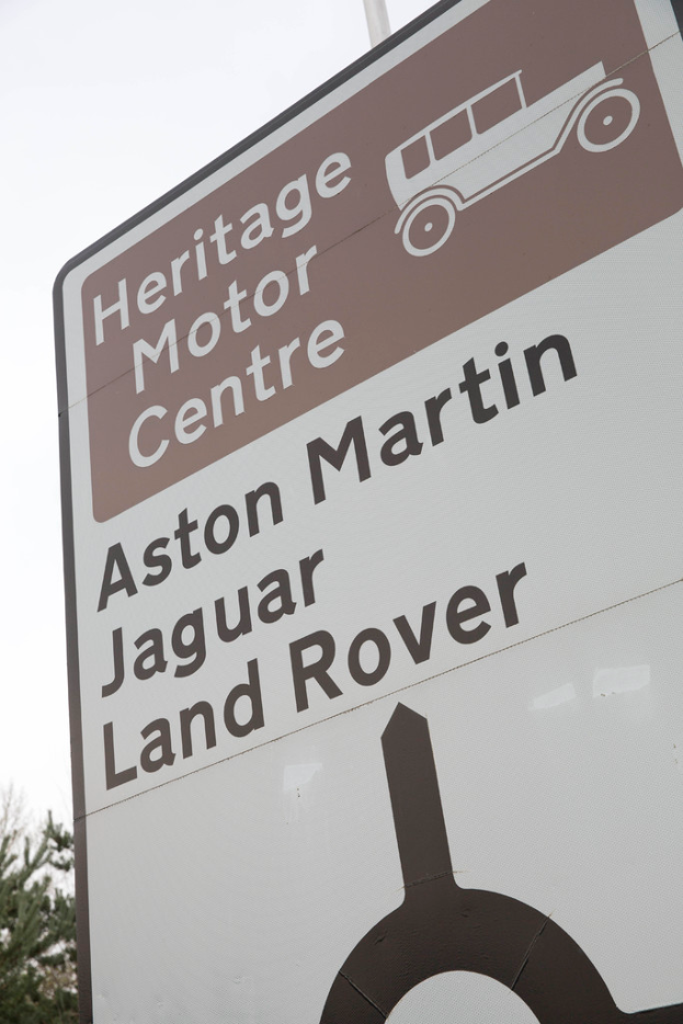 Ein Banner mit der Aufschrift "Heritage Motor Center" und einer Abbildung eines Autos.