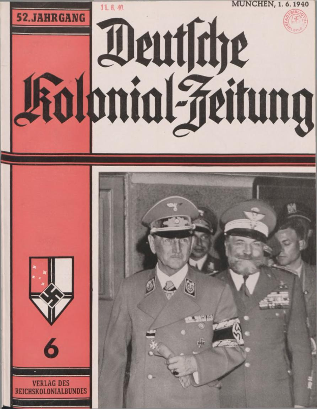Ein Buch mit dem Titel "Deutsches Kolonial-Feitung" aus dem November 1940, das ein Coverbild von Adolf Hitler zeigt, der von Menschen mit Mützen umgeben ist.