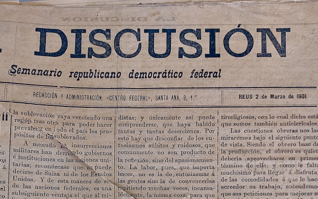 Gelblicher Zeitungsausschnitt mit schwarzer Tinte, überschrift "Semanario Repúblicano Democrático Federal", mit dem Wort "Diskussion", leicht zerknittert mit Anzeichen von ├Âfterer Benutzung.