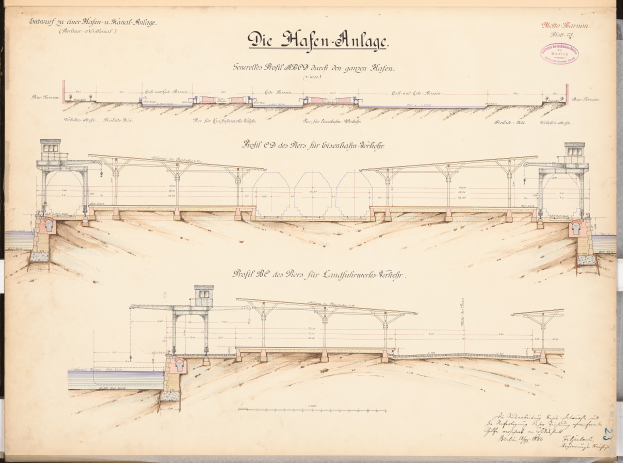 Ein altes Buch mit einer detaillierten Zeichnung eines Bahnhofs, einschließlich Gleise, Bahnsteige und andere Merkmale, mit begleitendem Text über die Geschichte des Bahnhofs.