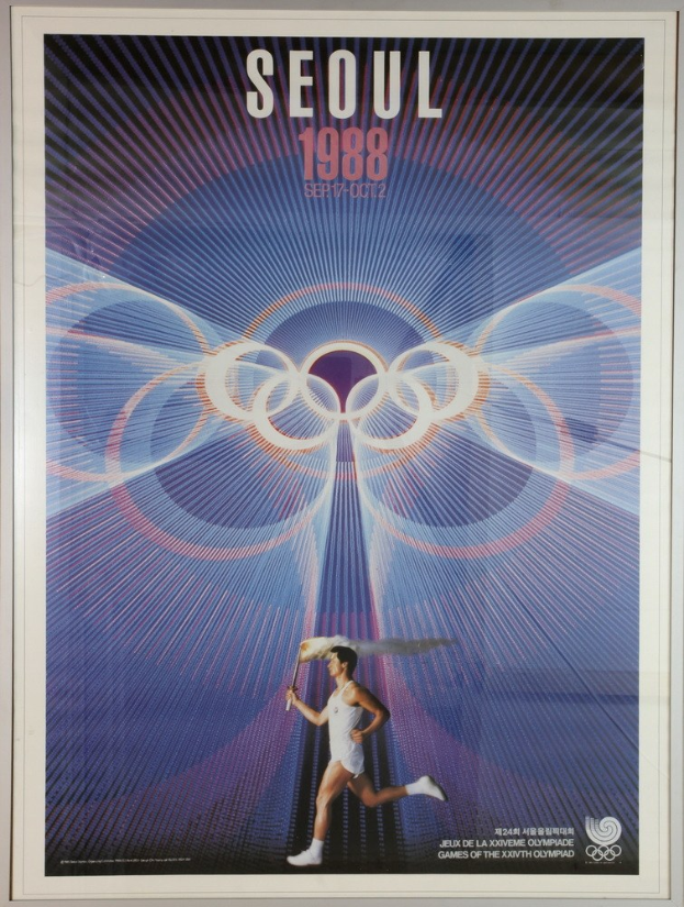 Plakat für die Olympischen Spiele 1988 in Seoul, Südkorea, das einen L├Ąufer mit den Olympischen Ringen im Hintergrund und den Text "Olympische Spiele" über dem Bild zeigt.