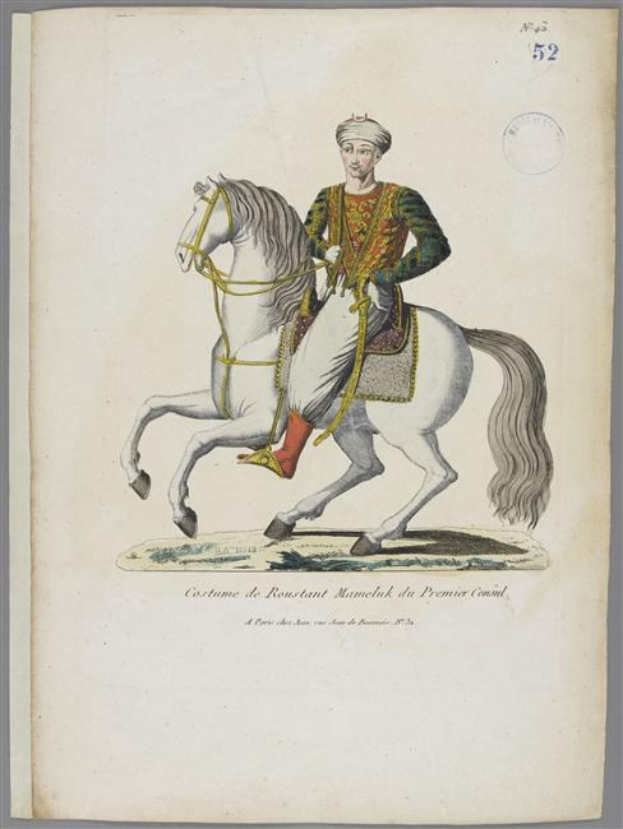 Ein Mann in einem farbenfrohen, detailliert verzierten Kostüm der Premier-Court reitet ein weißes Pferd mit Sattel und Zaumzeug, mit sichtbarem Text auf dem Papier.