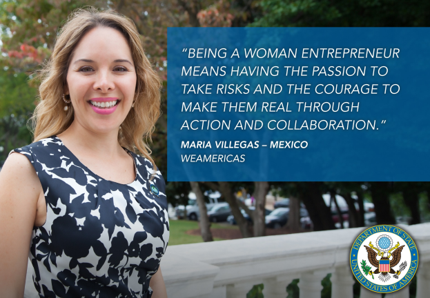 Eine Frau in einem schwarzen und weißen Kleid steht vor einem Zaun mit einem motivierenden Zitat über weibliche Entrepreneurship, mit Bäumen, Fahrzeugen und einem klaren blauen Himmel im Hintergrund.