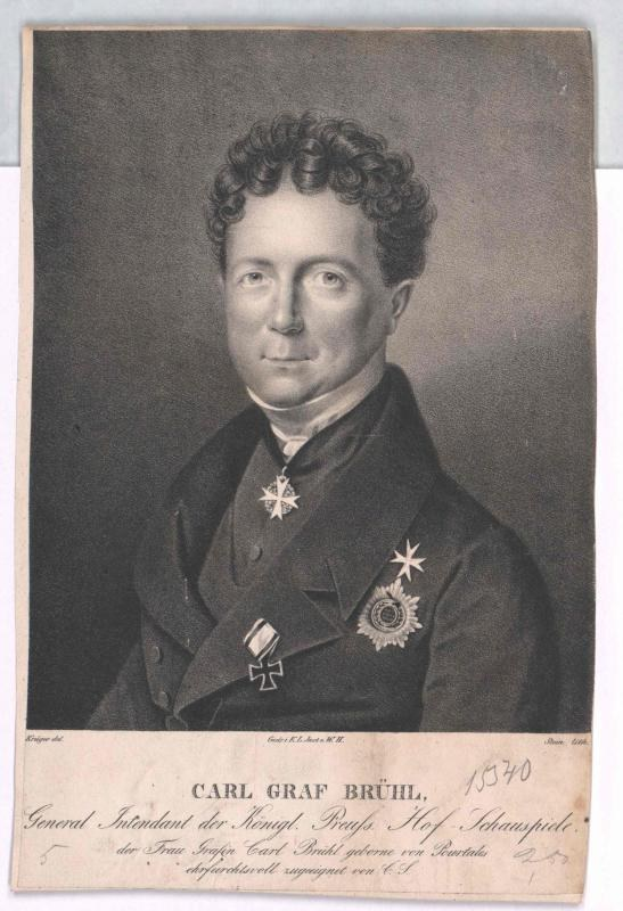 Ein Schwarz-Weiß-Porträt von Carl Graf Bruhl, einem General des Deutschen Reichs, in einem mit Medaillen verzierten Mantel, mit einem textführenden Papier unten.