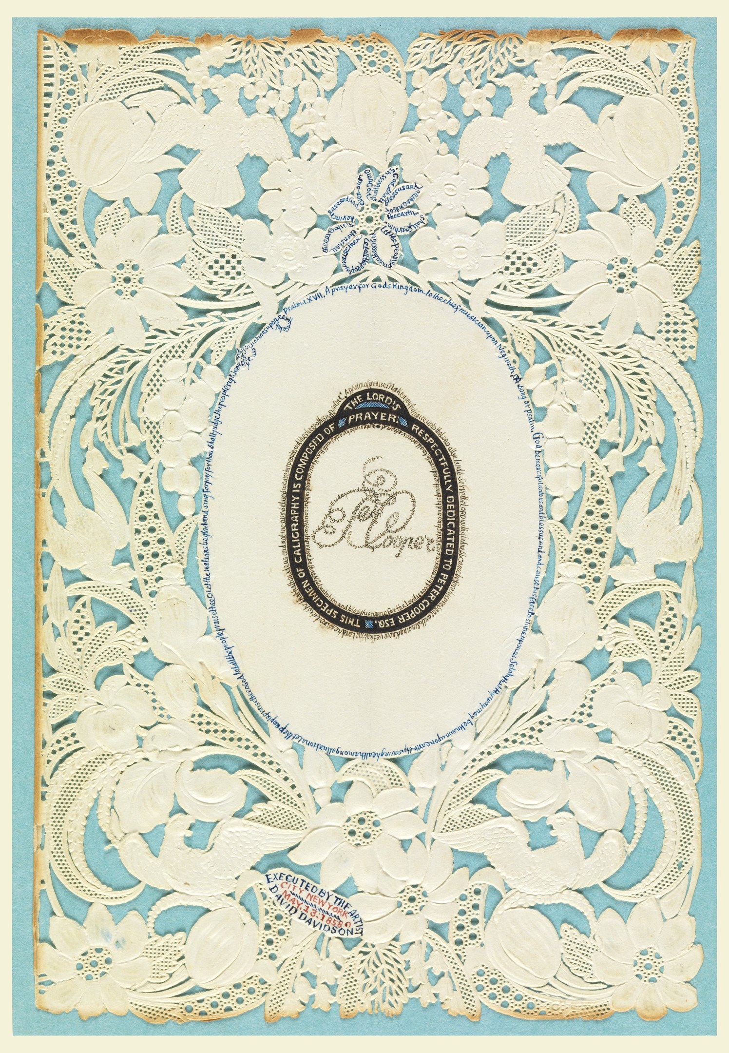 Eine blaue und weiße Hochzeitseinladung mit floralem Design und kunstvoller Spitzenverzierung, die eleganten Text in einer dekorativen Schriftart enthält.