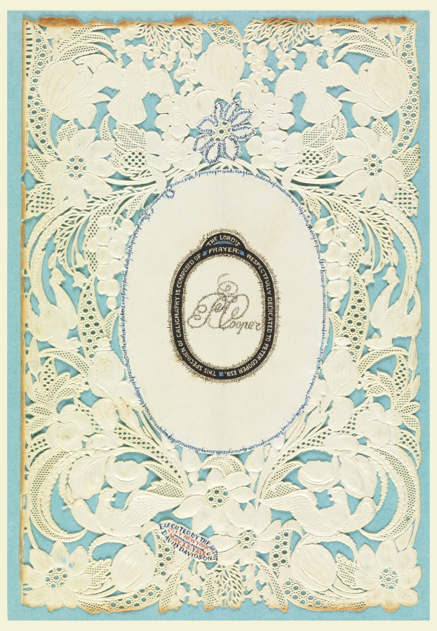 Eine blaue und weiße Hochzeitseinladung mit floralem Design und kunstvoller Spitzenverzierung, die eleganten Text in einer dekorativen Schriftart enthält.