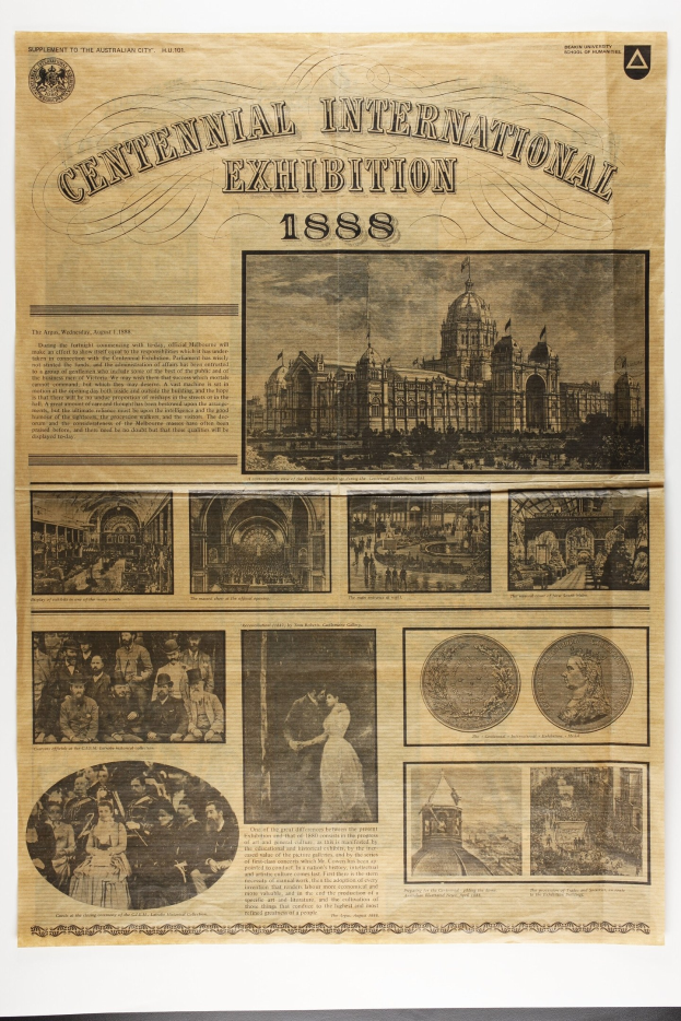Plakat für die Weltausstellung 1858 mit Bildern von verschiedenen Menschen und großer Schrift innerhalb eines dekorativen Rahmens.