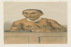 Ein Mann in weißem Hemd und dunkler Hose sitzt an einem Tisch und schaut ernst, mit dem Text "Die Rasenbetrügereien" unten im Bild.