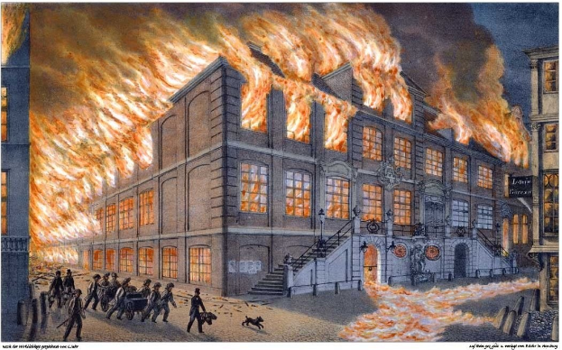 Großes Gebäude steht in Flammen mit Menschen in der Nähe, mit Fenstern, Treppen mit Geländern und Text unten.
